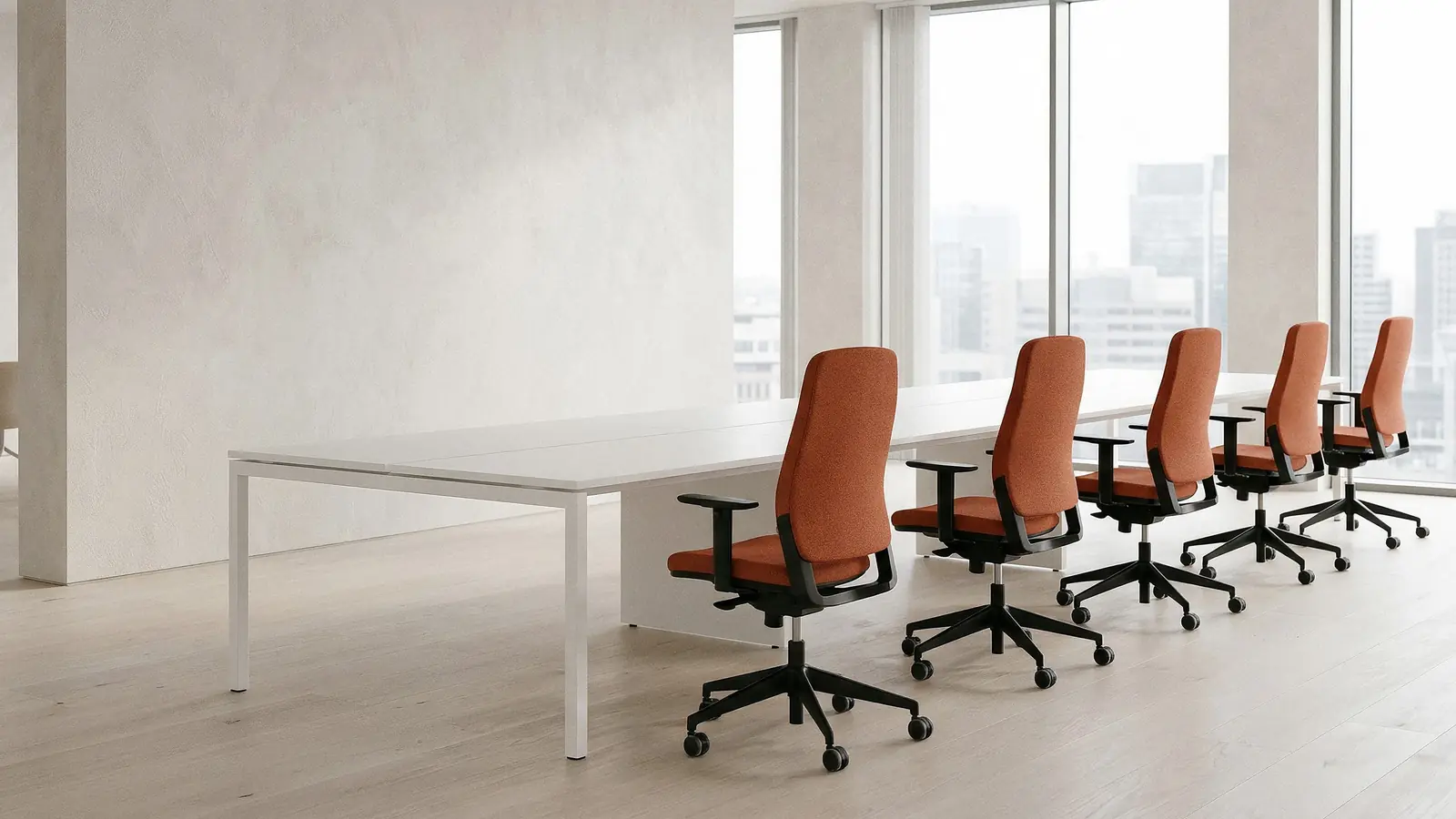Oficina equipada con sillas operativas ergonómicas